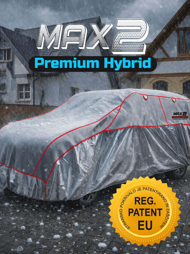Avto zaščiten s ponjavo MAX2 Premium Hybrid na dvorišču hiše